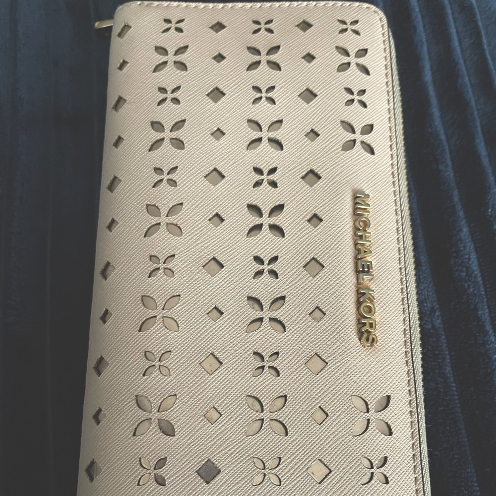 Michael Kors women’s Wallet Wristlet ✨SOLD ✨